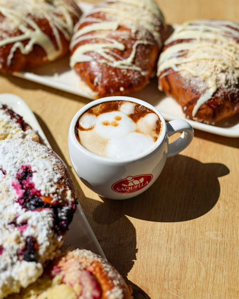 Kawa latte art z misiem